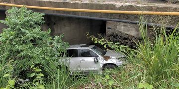 Gobernadora de Dajabón sufre aparatoso accidente en puente; yipeta cae debajo de la estructura