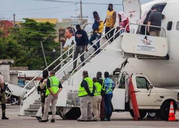 Los Haitianos deportados de EE. UU. aterrizan en Cabo Haitiano; aviones evitan Puerto Príncipe