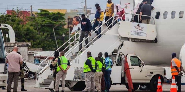 Los Haitianos deportados de EE. UU. aterrizan en Cabo Haitiano; aviones evitan Puerto Príncipe