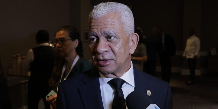 Presidente del Senado dice que revisan casos de nepotismo, pero no anuncia medidas