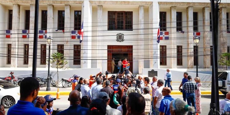 Gobernadora de Santiago advierte que ciudadanos aún restan importancia a simulacros