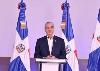 Luis Abinader advierte que todas las empresas deben cumplir la ley sin importar su nacionalidad