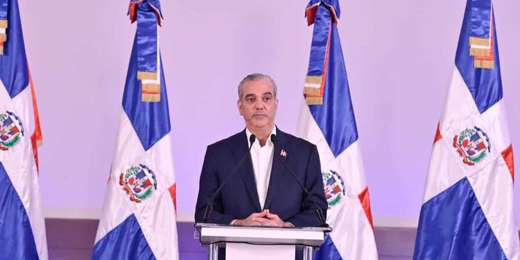 Luis Abinader advierte que todas las empresas deben cumplir la ley sin importar su nacionalidad