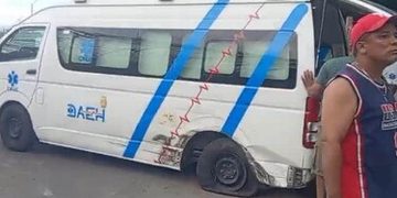 Yipeta impacta ambulancia que atendía una emergencia y luego a un motorista en Santiago