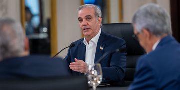 Presidente Luis Abinader mantiene a raya el alza de combustibles y absorbe hasta 200 pesos por galón en el transporte