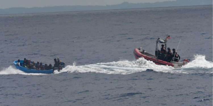Puerto Rico repatria 63 dominicanos y haitianos que iban en una yola por el Canal de la Mona