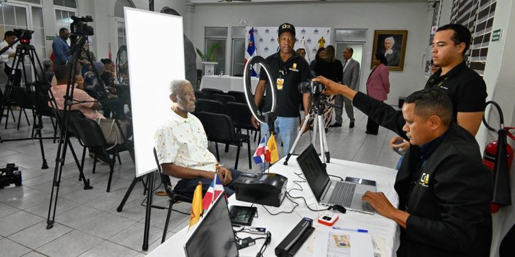Más de cuatro de millones de dominicanos ya cuentan con la nueva cedula; resta la mitad por renovar