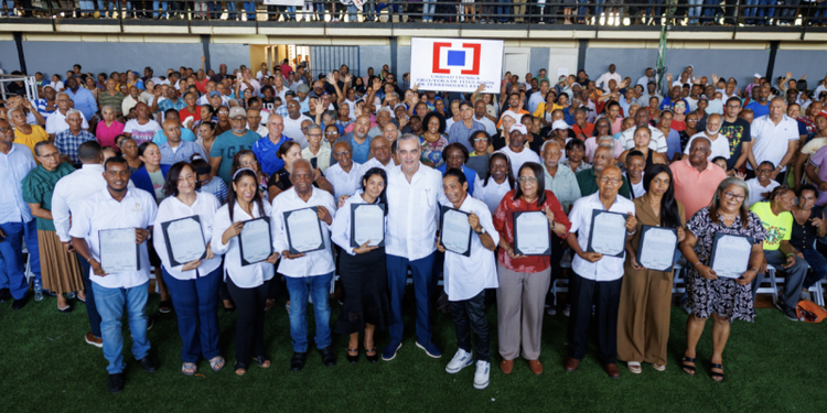Abinader entrega 1,500 títulos de propiedad en El Almirante II, de SDE
