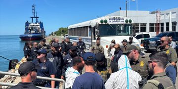 Suspenden búsqueda de unas 10 personas desaparecidas tras el naufragio en el Paso de la Mona