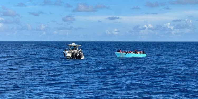 Armada intercepta una embarcación clandestina con 59 personas a bordo en Samaná