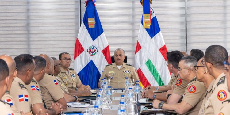 Ministerio de Defensa realiza reuniones para revisar planes de seguridad y defensa nacional