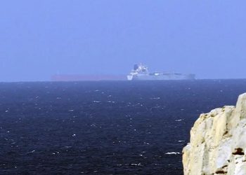Irán informa de explosión en un superpetrolero tras chocar con una mina en Ormuz