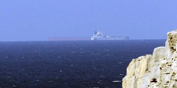 Irán informa de explosión en un superpetrolero tras chocar con una mina en Ormuz