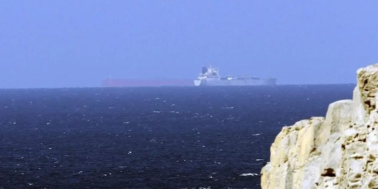 Irán informa de explosión en un superpetrolero tras chocar con una mina en Ormuz
