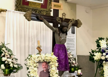 Iglesia ecuatoriana da último adiós a secerdote que murió al caerle una cruz en Guayaquil