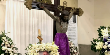 Iglesia ecuatoriana da último adiós a secerdote que murió al caerle una cruz en Guayaquil
