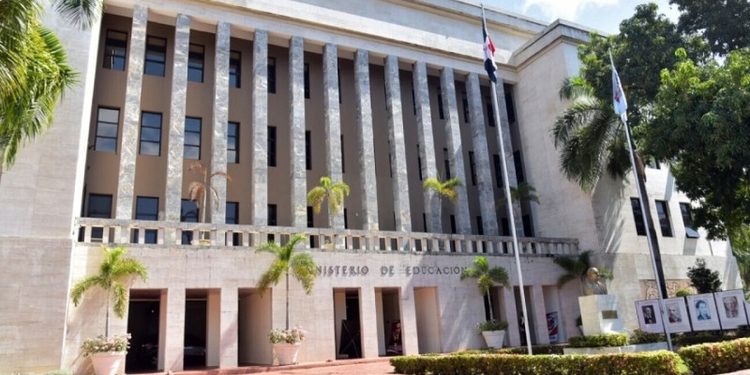Educación instruye medidas preventivas en escuelas ubicadas en provincias bajo alerta amarilla