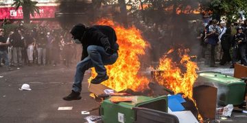 Europa arde en ola de protestas, saqueos, bloqueos estudiantiles