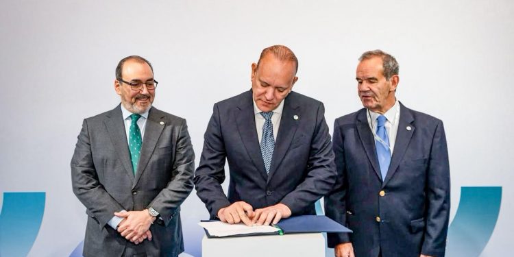 Alcalde Ulises Rodríguez Lleva a Santiago al II Encuentro de Ciudades Iberoamericanas en Madrid