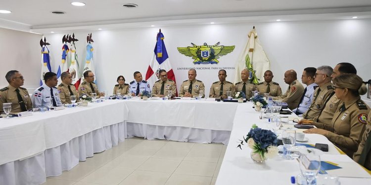 Ministro de Defensa reafirma visión de las Fuerzas Armadas en materia educativa