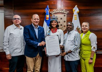 Ayuntamiento de Santiago reconoce a la Miss Mundo 2026 Joheirry Mola como “Visitante Distinguida”