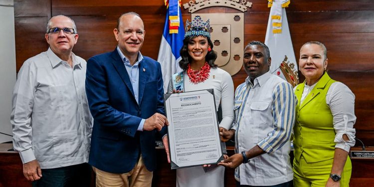 Ayuntamiento de Santiago reconoce a la Miss Mundo 2026 Joheirry Mola como “Visitante Distinguida”