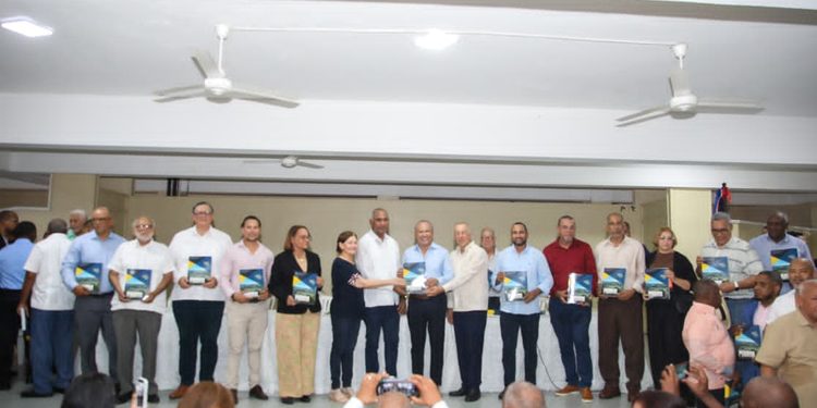 Consejo Estratégico entrega Plan de Desarrollo de Peravia 2025-2055 en Baní; contempla rehabilitación del alcantarillado y ampliación del acueducto de Cañafistol
