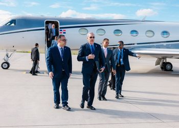 Presidente Abinader llega a Praga para participar en Conferencia Anual Forum 2000