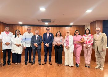 Hospital Cabral y Báez realiza jornada educativa sobre el cáncer de mama y destaca la importancia de la atención integral