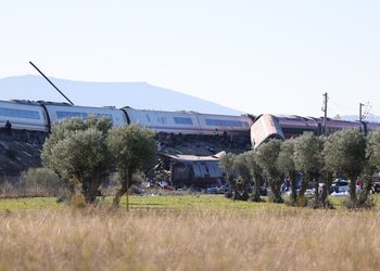 Al menos 46 muertos en choque de dos trenes de alta velocidad en España
