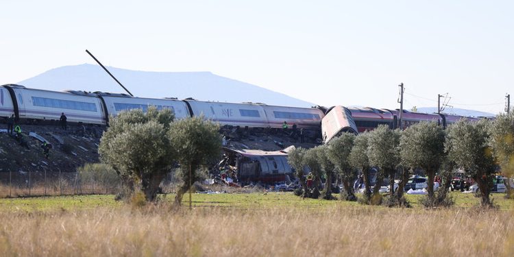 Al menos 46 muertos en choque de dos trenes de alta velocidad en España