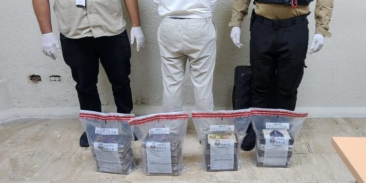Arrestan español con 20 paquetes de cocaína en aeropuerto de La Altagracia