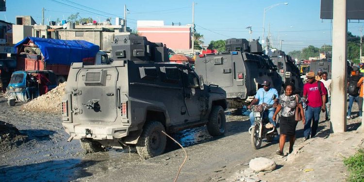 De cuatro técnicos desaparecidos a cientos de soldados: así escaló la operación salvadoreña en Haití