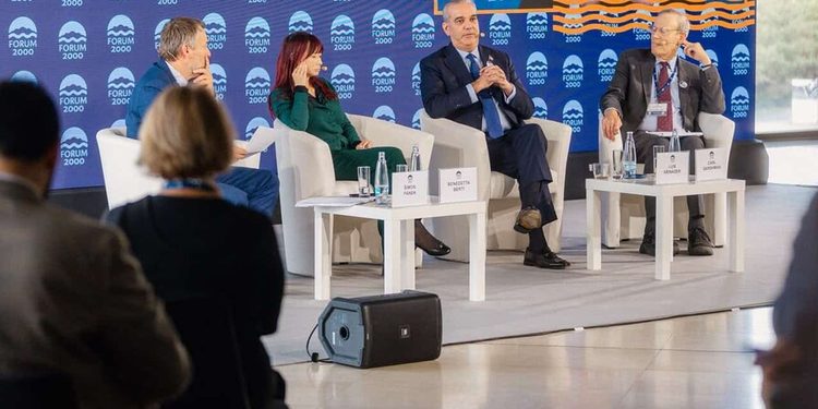 Abinader advierte que el continuismo amenaza la democracia en América Latina