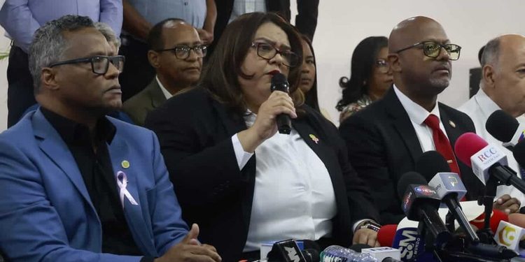 Médicos van a paro este martes; rechazan proyecto que prohíbe incentivos de farmacéuticas
